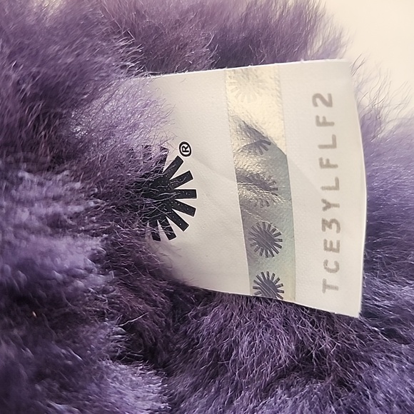 UGG Classic Short Boots - Picture 4 of 5